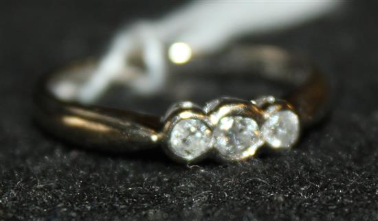 18ct white gold three-stone diamond ring(-)